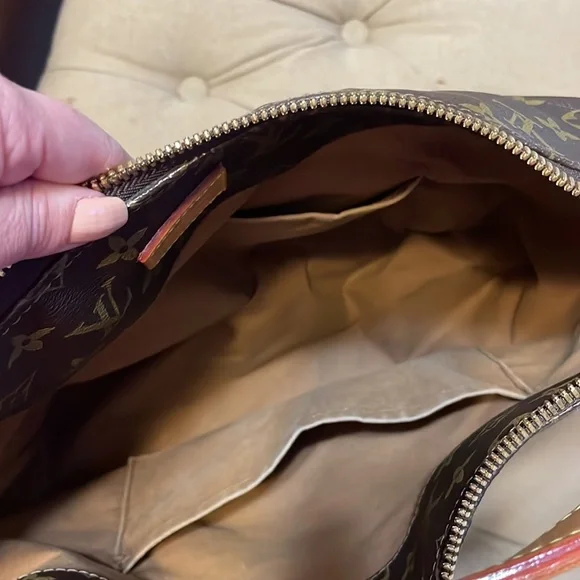 Louis Vuitton beautiful purse - Picture 8 of 13